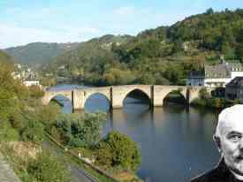 Pont d'Entraygues sur la Truyère, en amont immédiat du confluent avec le Lot. Visage de Jean Carbonel.